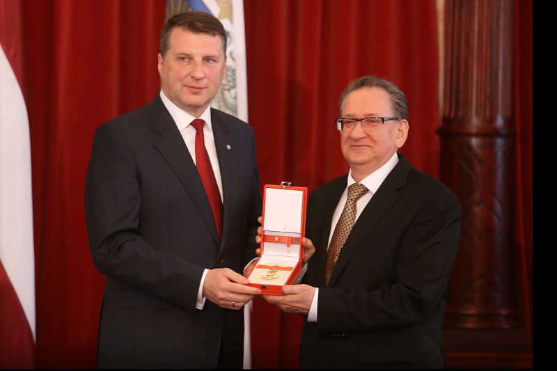 Juris Kursītis, SIA "Augstceltne" valdes priekšsēdētājs, ir apbalvots ar Atzinības krusta III šķiru par ieguldījumu Latvijas ekonomikā un kultūrā.